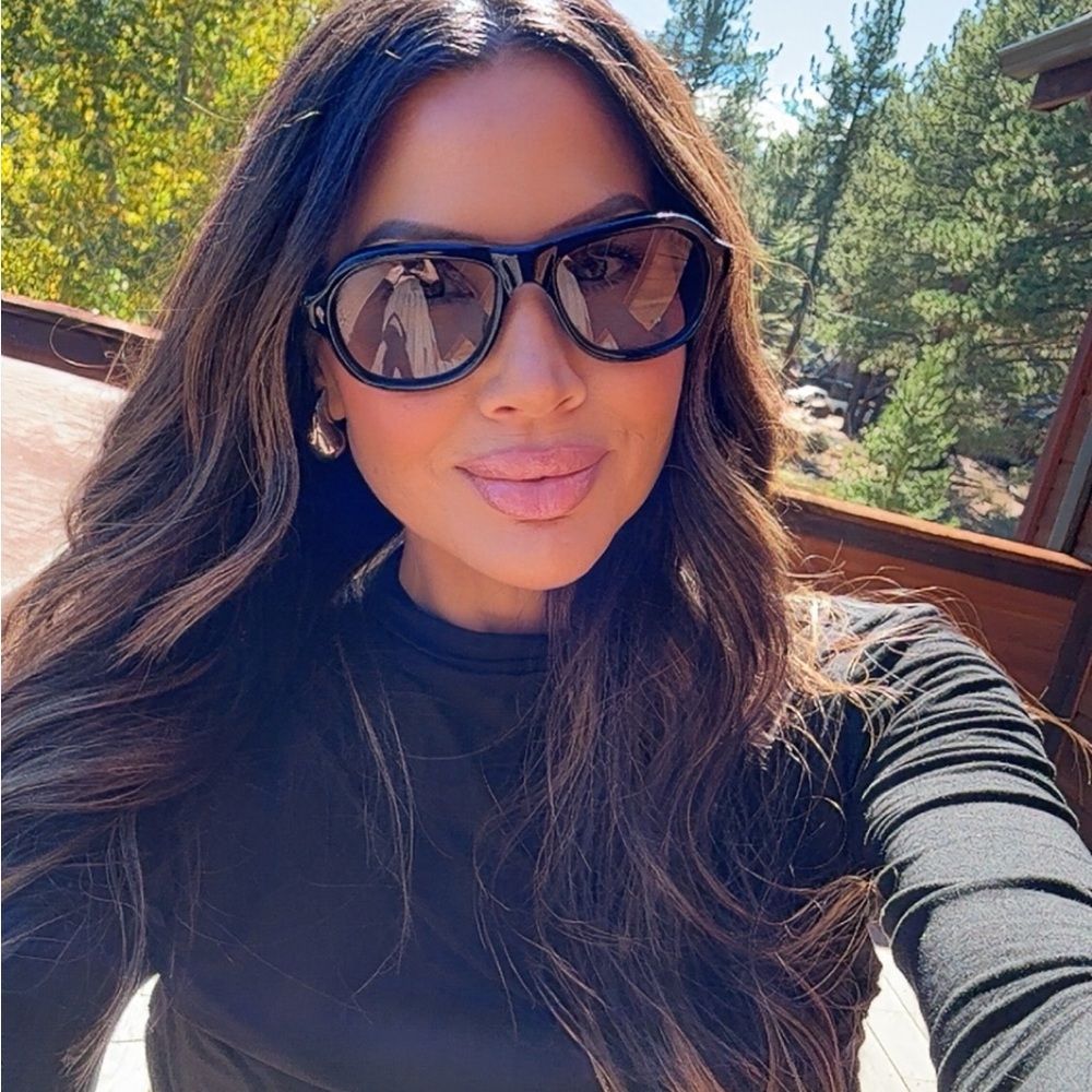 Elegant Black Sunglasses - Picture 4 of 8